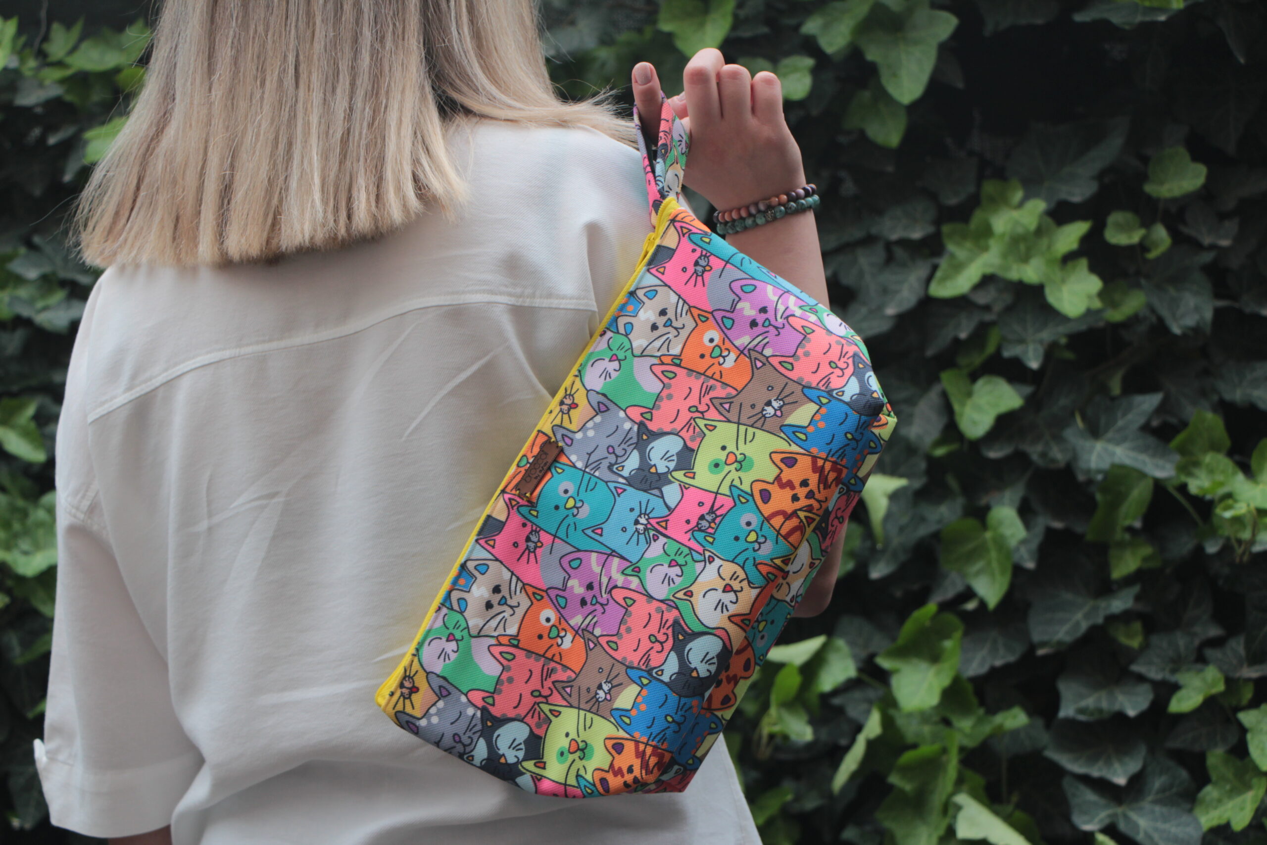 İdeal boyutlarda clutch çanta, günlük kullanım için ideal
