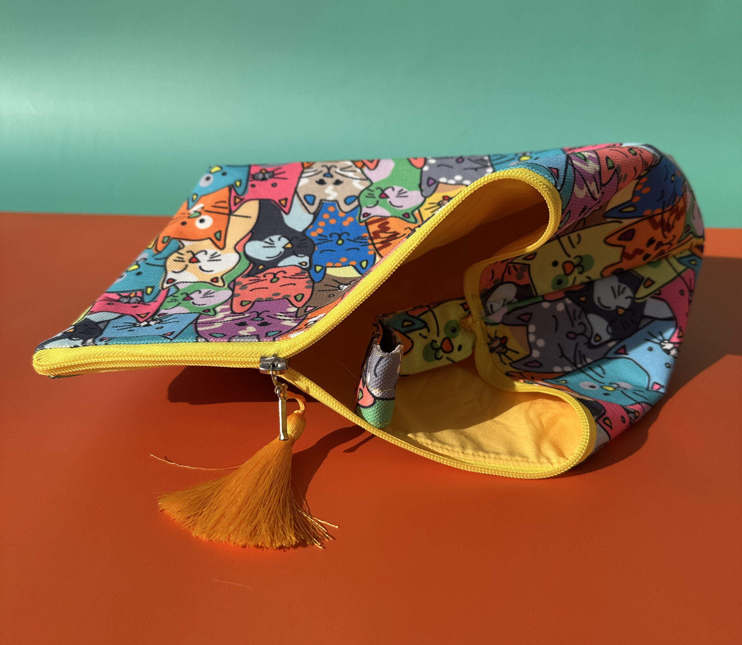 El yapımı kedi desenli mikrofiber kumaştan clutch portföy el çantası ve iç görünüm detayları