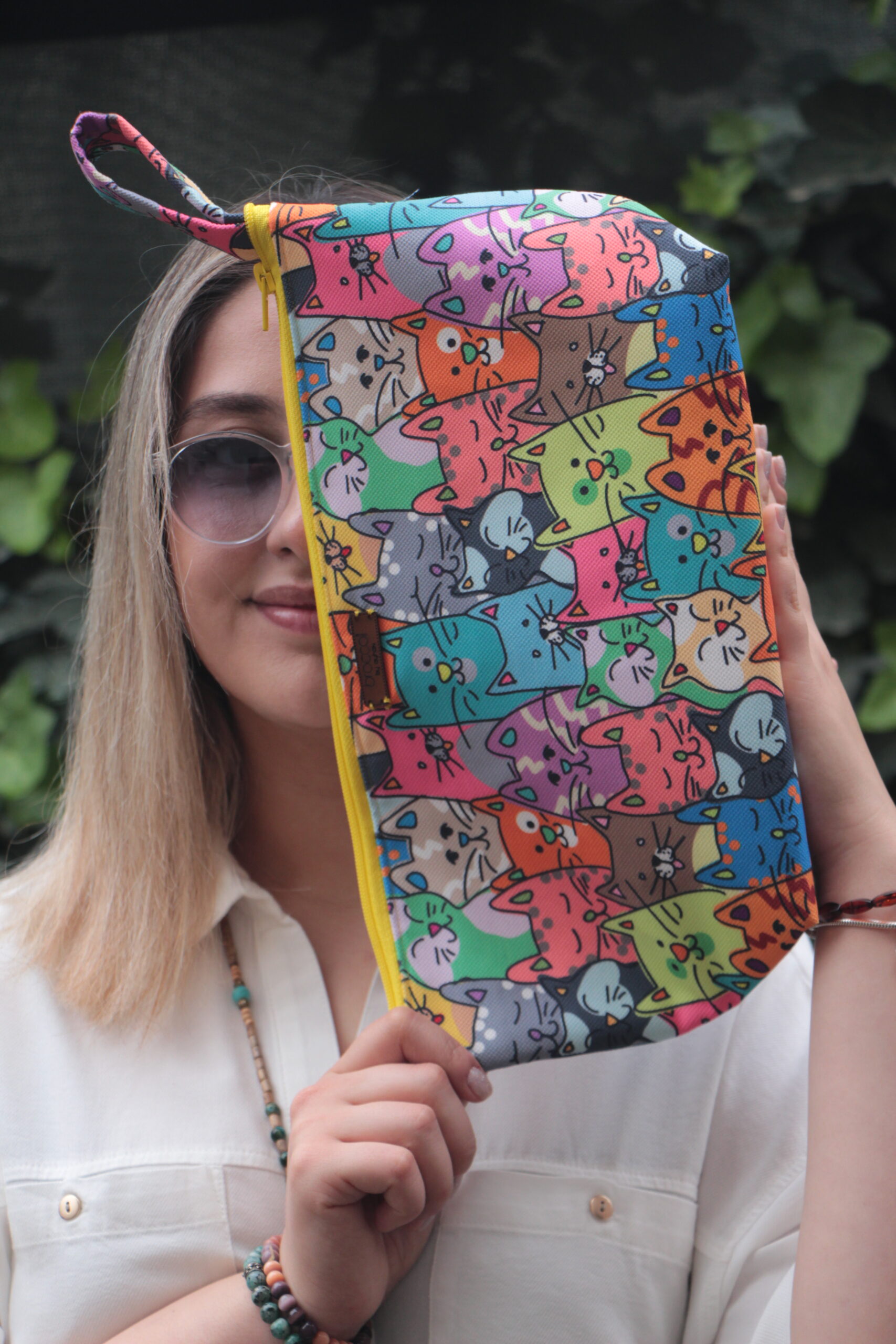 El yapımı kedi desenli mikrofiber kumaştan clutch portföy el çantası ve yan görünüm detayları